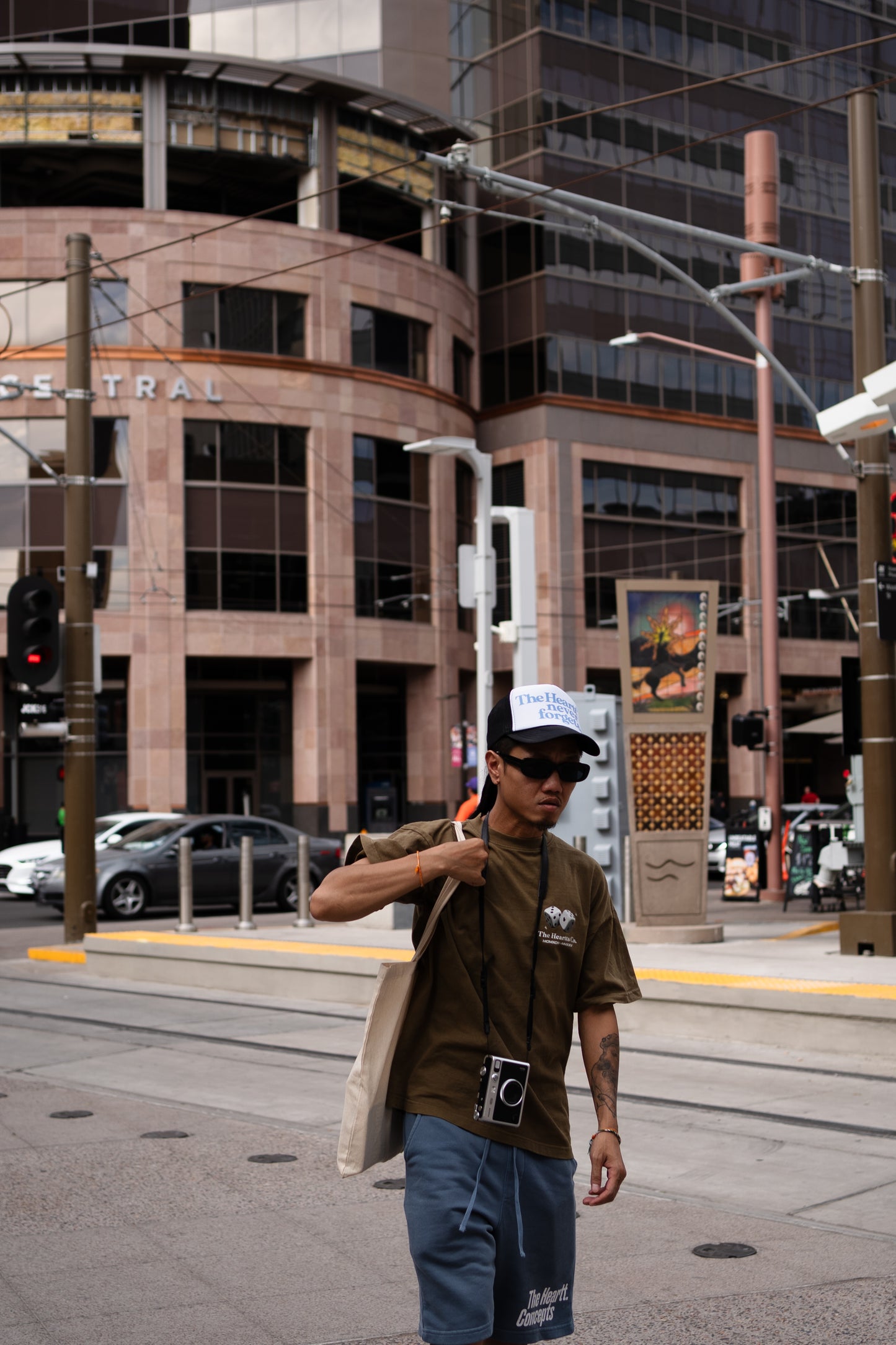 OVERSIZED "LOVE DEALER" T-Shirt (Olive)